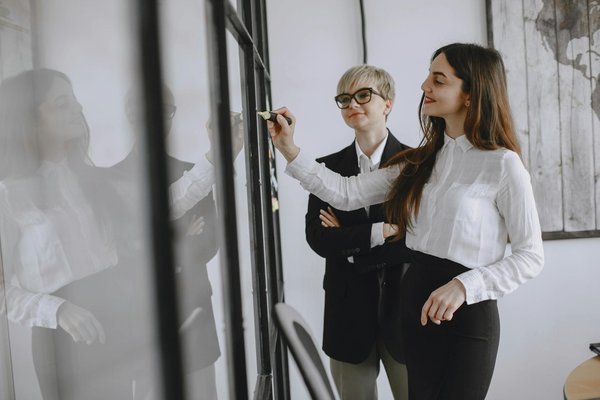 Top tips for crafting effective employment contracts in the uk: best practices revealed